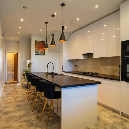 Luxury 3-Bedroom Apartment, Ealing Broadway